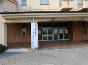 3月21日講演会（玄関前）