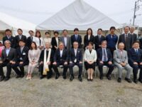 関係者による記念撮影